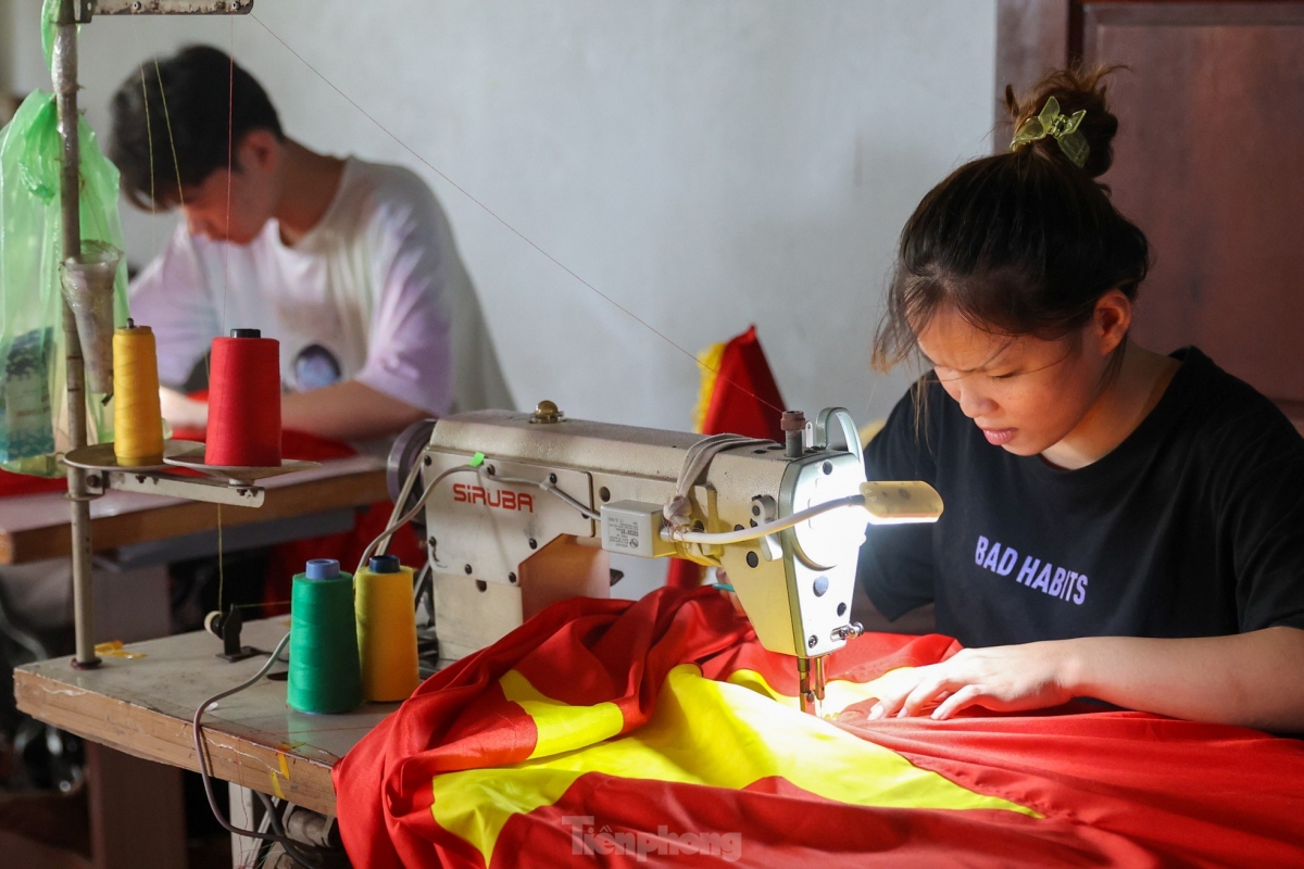 Located over 30 km south of Hanoi, Tu Van village has been renowned for making national flags for the past 80 years.