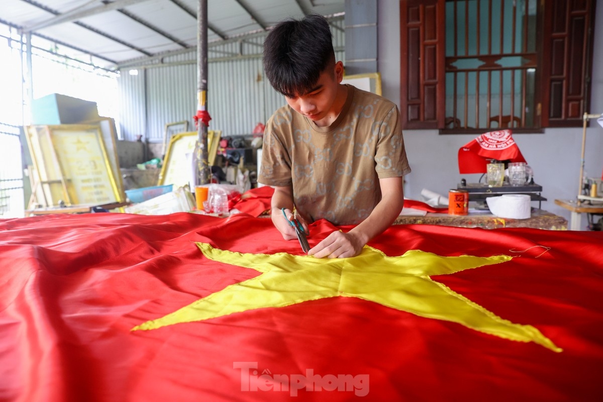 Today, many families based in Tu Van village continue the tradition of producing national flags.