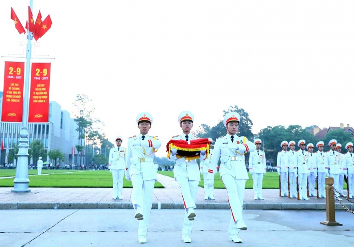Soldiers carry the national flag towards the flagpole to prepare for the ceremony.