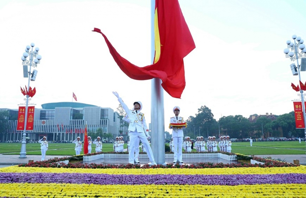 When the signal is given, the national anthem echoes at Ba Dinh square and the flag is unfolded and hoisted to the top of a 29-meter pole.
