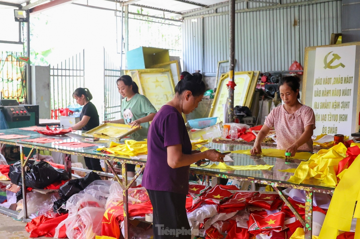 Local people residing in the village have always taken great pride in their craftsmanship of sewing the national flag, with the craft being passed down from generation to generation.