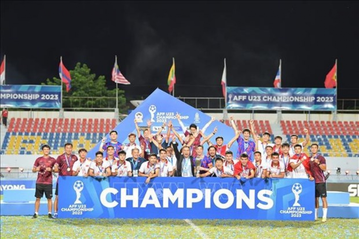 The Vietnam national under-23 team defended their AFF U23 Championship title with a 6-5 victory against Indonesia in penalty shootout in Rayong Stadium, Thailand on August 26 night. (Photo: VNA)