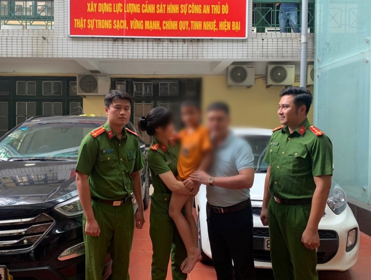 Cháu bé được giao về cho gia đình. Ảnh: CACC