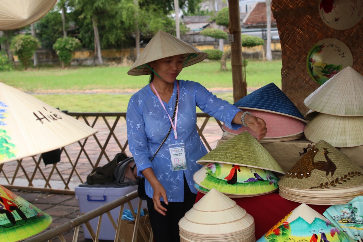 Gian trưng bày nón lá Huế