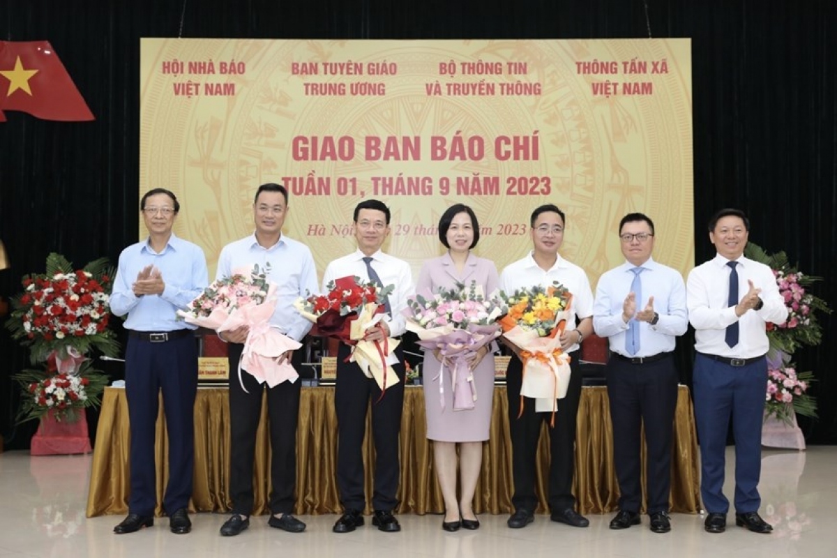 Ông Lê Quốc Minh, Phó trưởng Ban Tuyên giáo Trung ương, Chủ tịch Hội Nhà báo Việt Nam, Tổng biên tập báo Nhân Dân và Thứ trưởng Bộ Giáo dục và Đào tạo Phạm Ngọc Thưởng tặng hoa chúc mừng đại diện các cơ quan, đơn vị nhân dịp kỷ niệm 78 năm Ngày truyền thống ngành Thông tin và Truyền thông Việt Nam, 78 năm Ngày thành lập Thông tấn xã Việt Nam và Đài Tiếng nói Việt Nam, 53 năm thành lập Đài Truyền hình Việt Nam.