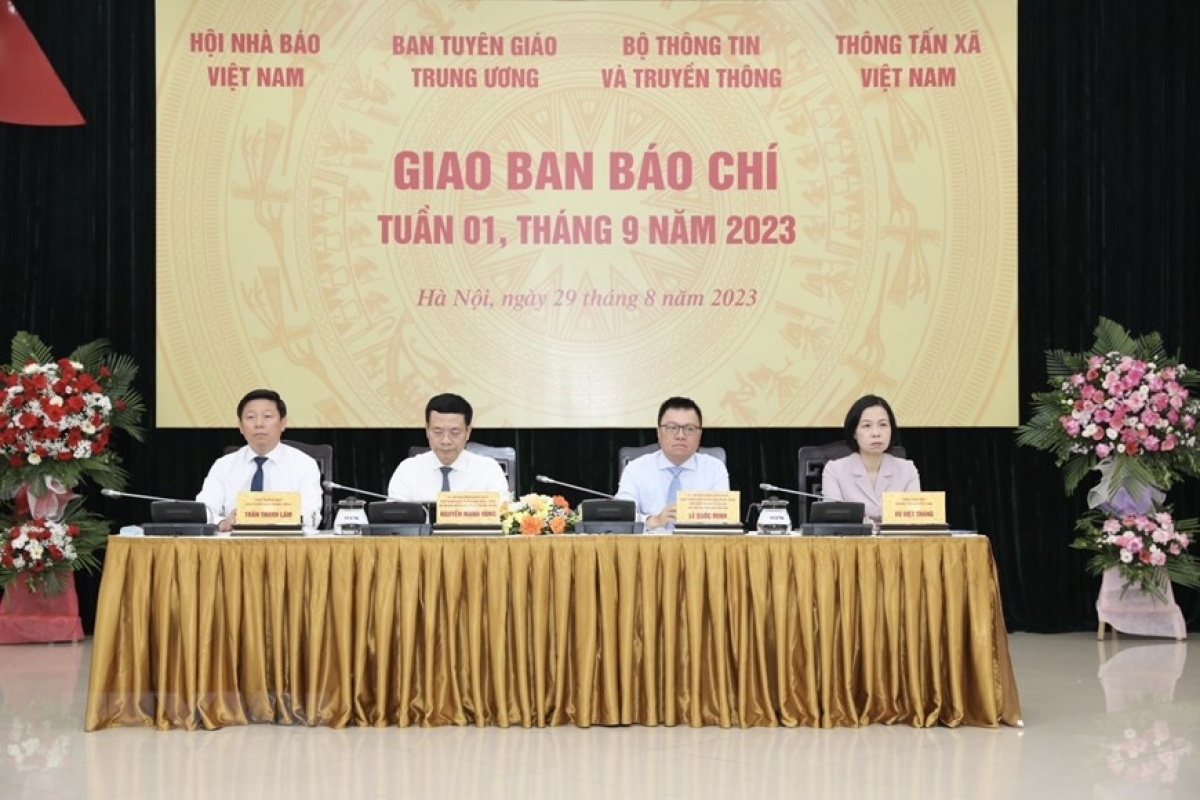 Các đại biểu chủ trì hội nghị giao ban.