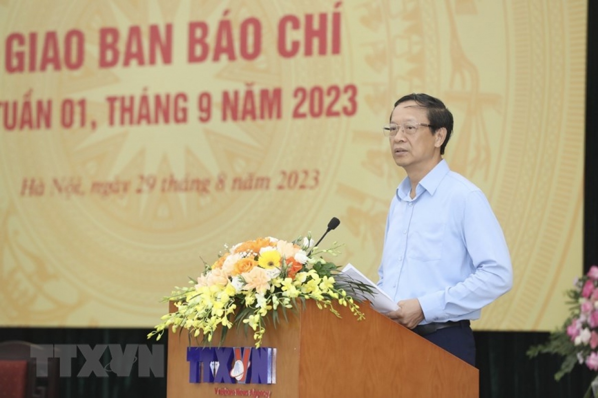 Thứ trưởng Bộ Giáo dục và Đào tạo Phạm Ngọc Thưởng báo cáo chuyên đề “Công tác chuẩn bị, triển khai năm học mới".