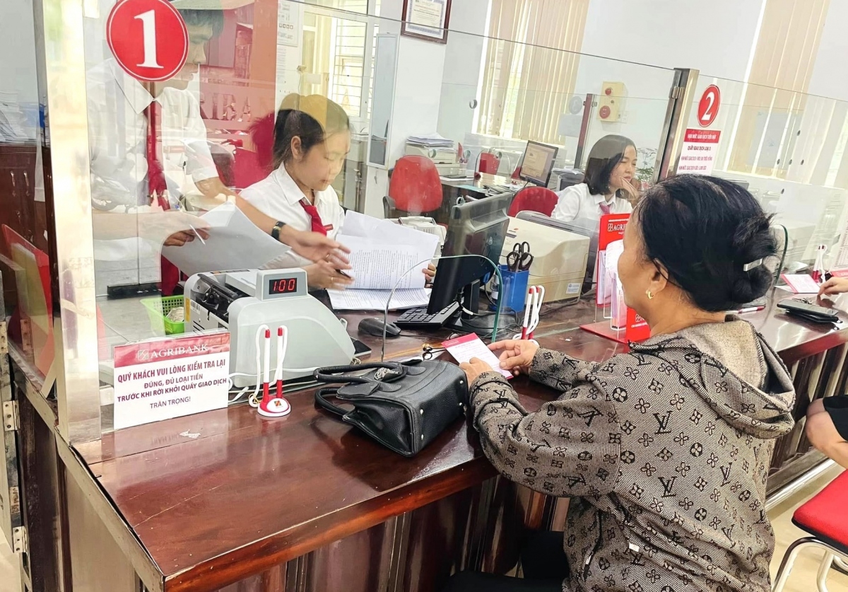 Giao dịch viên làm việc có trách nhiệm sẽ giúp người dân phòng tránh bị lừa đảo