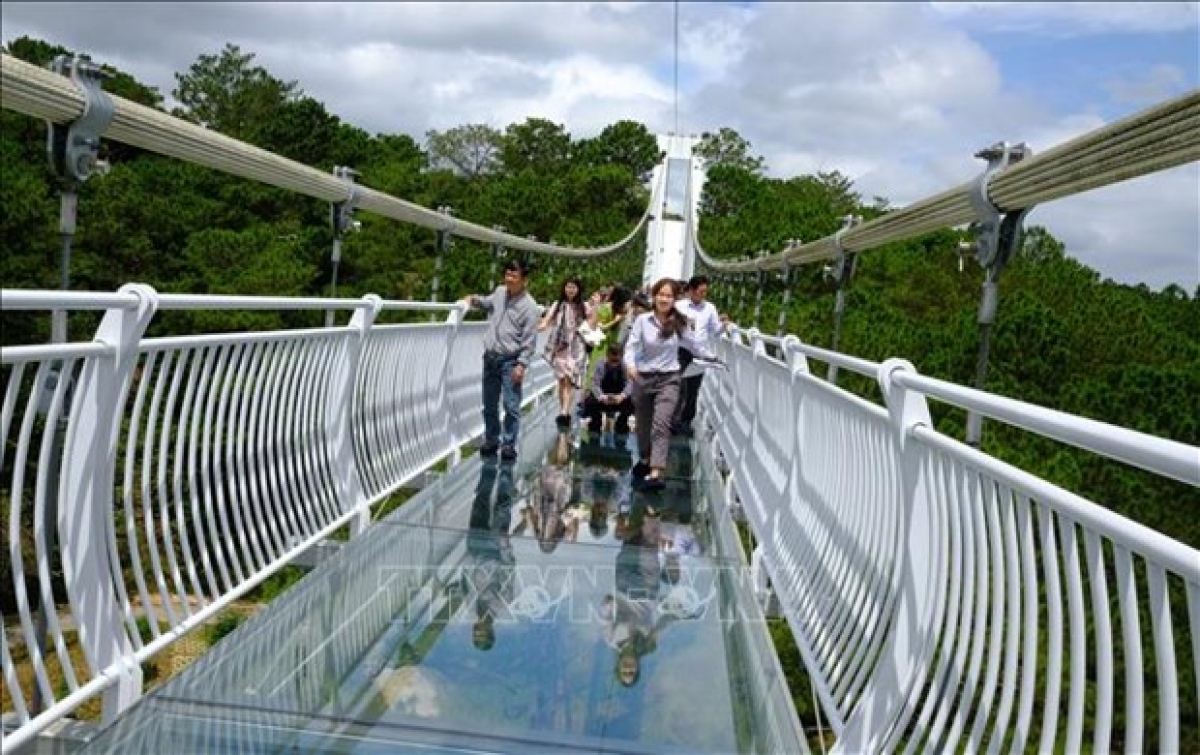 Ngan Thong glass bridge in Da Lat city,the first-ever of its kind in the Central Highlands, can welcome more than 200 tourists at a time, from which tourists can have a panorama of Langbiang mountain and part of Da Lat city.