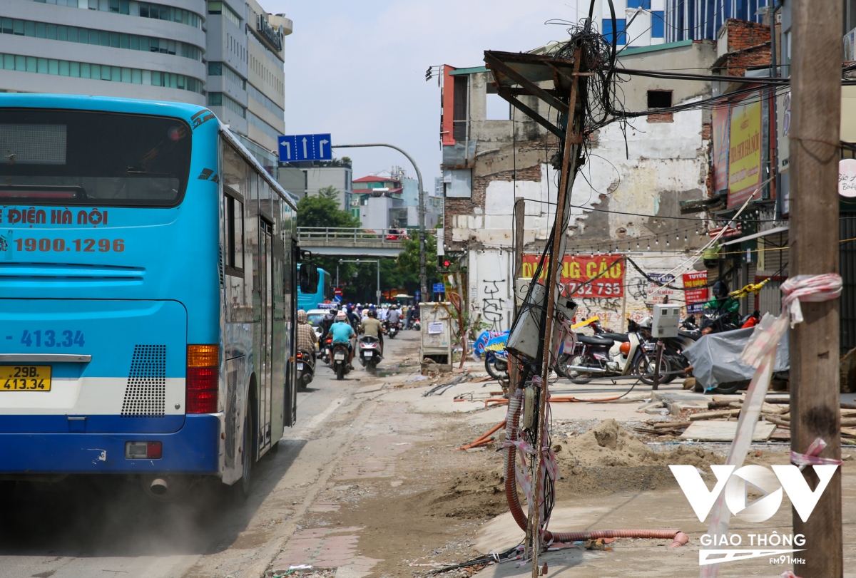 Những công trình dang dở, cột điện trơ trọi.