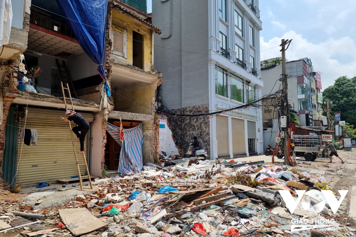 “Tiến độ thi công giải tỏa GPMB đường Chùa Bộc này rất chậm. Từ năm 2021 đến giờ là 2 năm rồi mà chỗ giải tỏa đấy chưa xong thì thi công thế nào? Chưa kể, mất vệ sinh kinh khủng, mà bây giờ đang dịch bệnh sốt xuất huyết thế này. Muốn làm cho sạch sẽ đi để đỡ phải ảnh hưởng đến người xung quanh” - Không có cửa, phải lấy thang để leo vào nhà, người dân bức xúc nói.