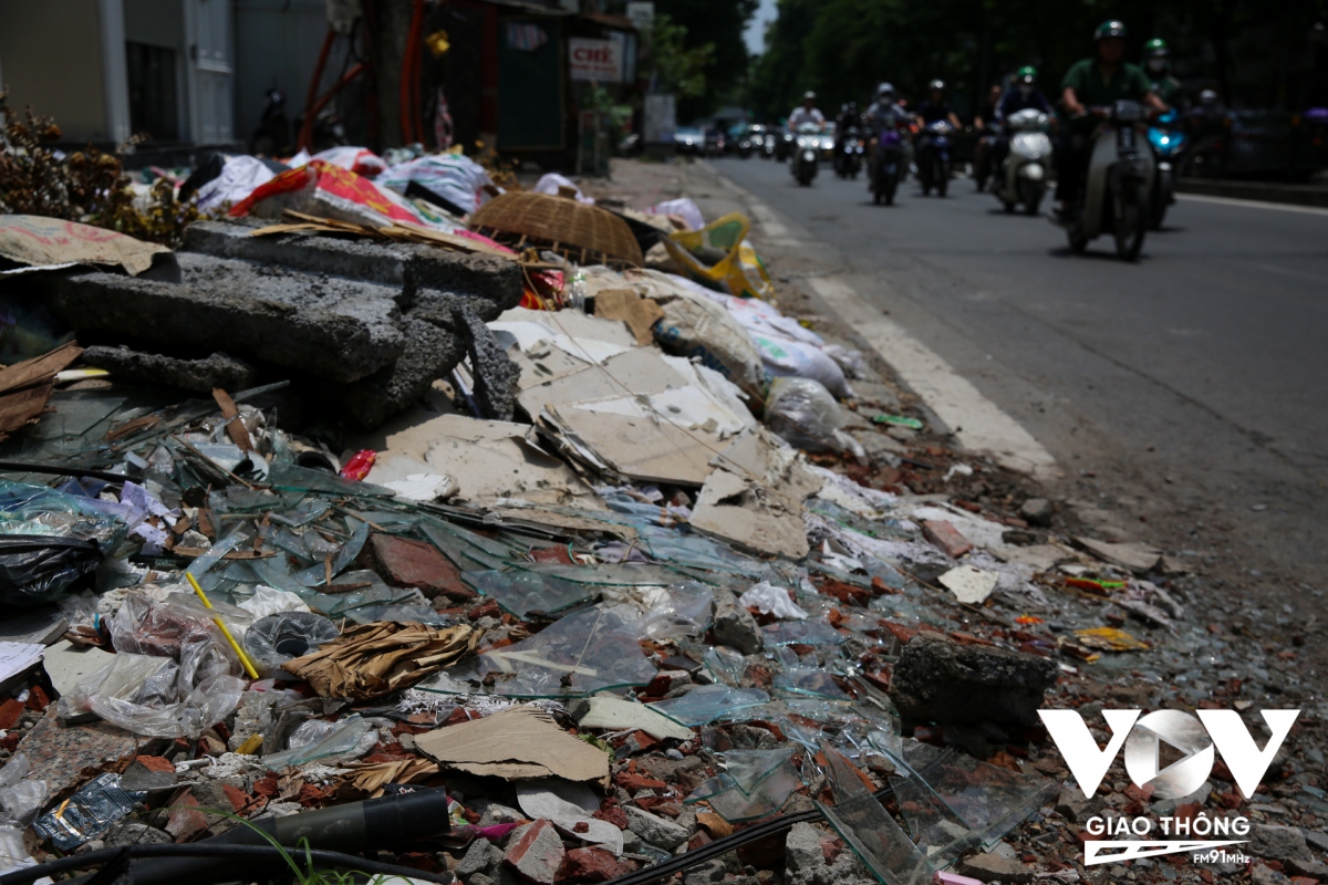 Rác thải nhếch nhác.