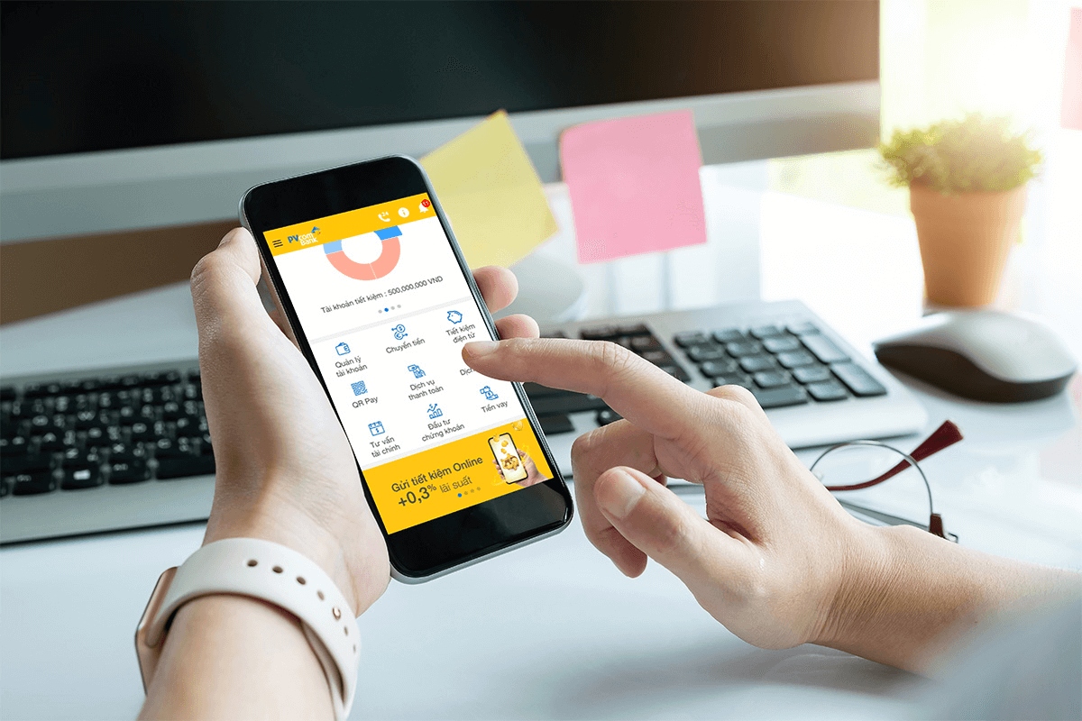 Khi sử dụng sản phẩm gửi tiền tiết kiệm online, khách hàng không cần đến điểm giao dịch của ngân hàng mà vẫn có thể gửi thêm tiền vào sổ tiết kiệm đã mở một cách nhanh chóng với vài thao tác trên internet banking (Ảnh minh họa: KT)