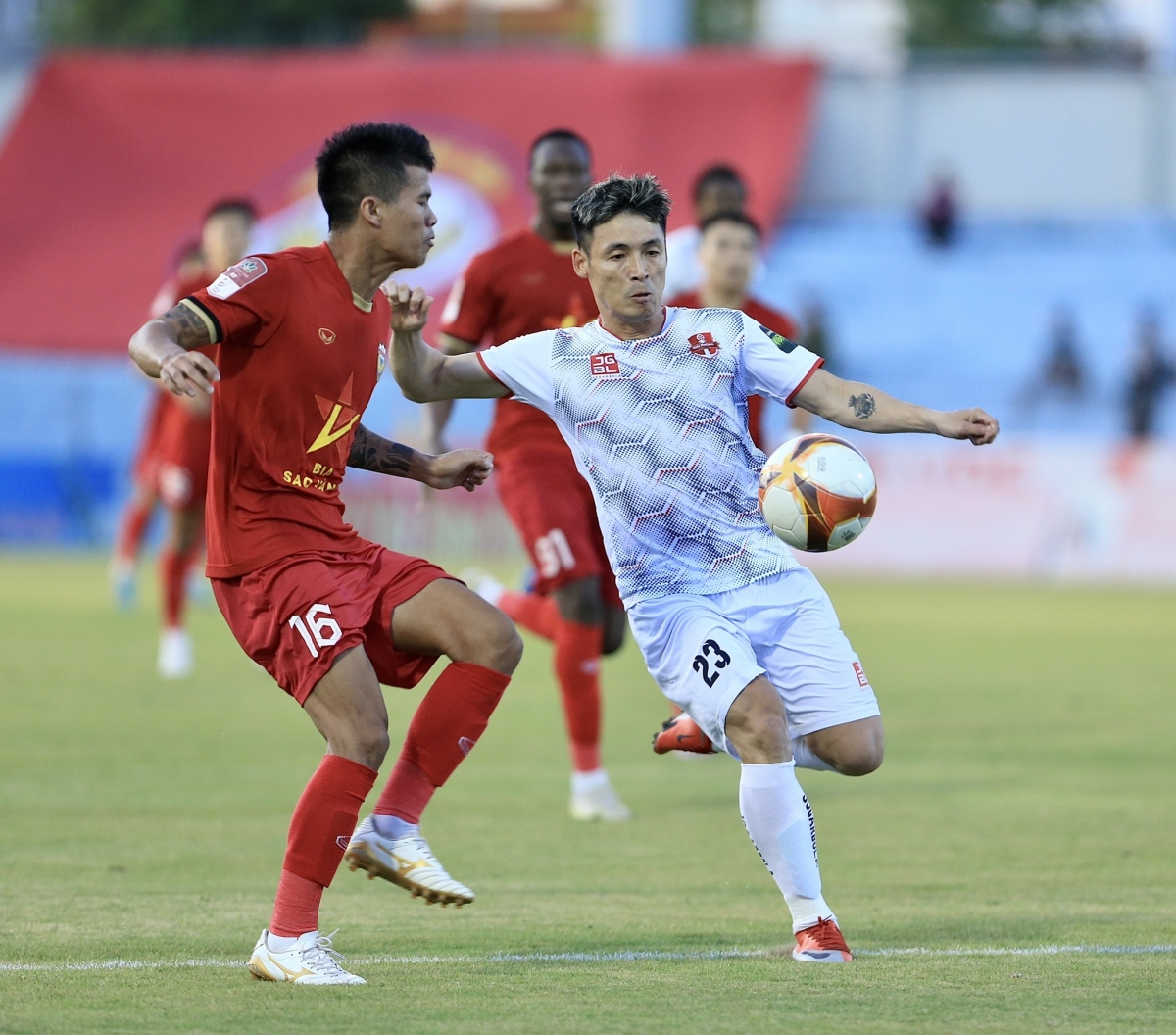 Hải Phòng FC liên tục bắn phá khung thành Hà Tĩnh. (Ảnh: VPF)