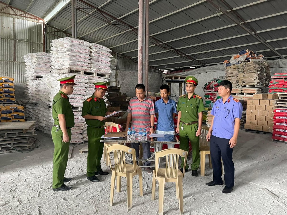 Tổ công tác phát hiện 1.980 bao keo dán gạch, nhãn hiệu Super Builder, trọng lượng 25kg/bao. (Ảnh: CACC)