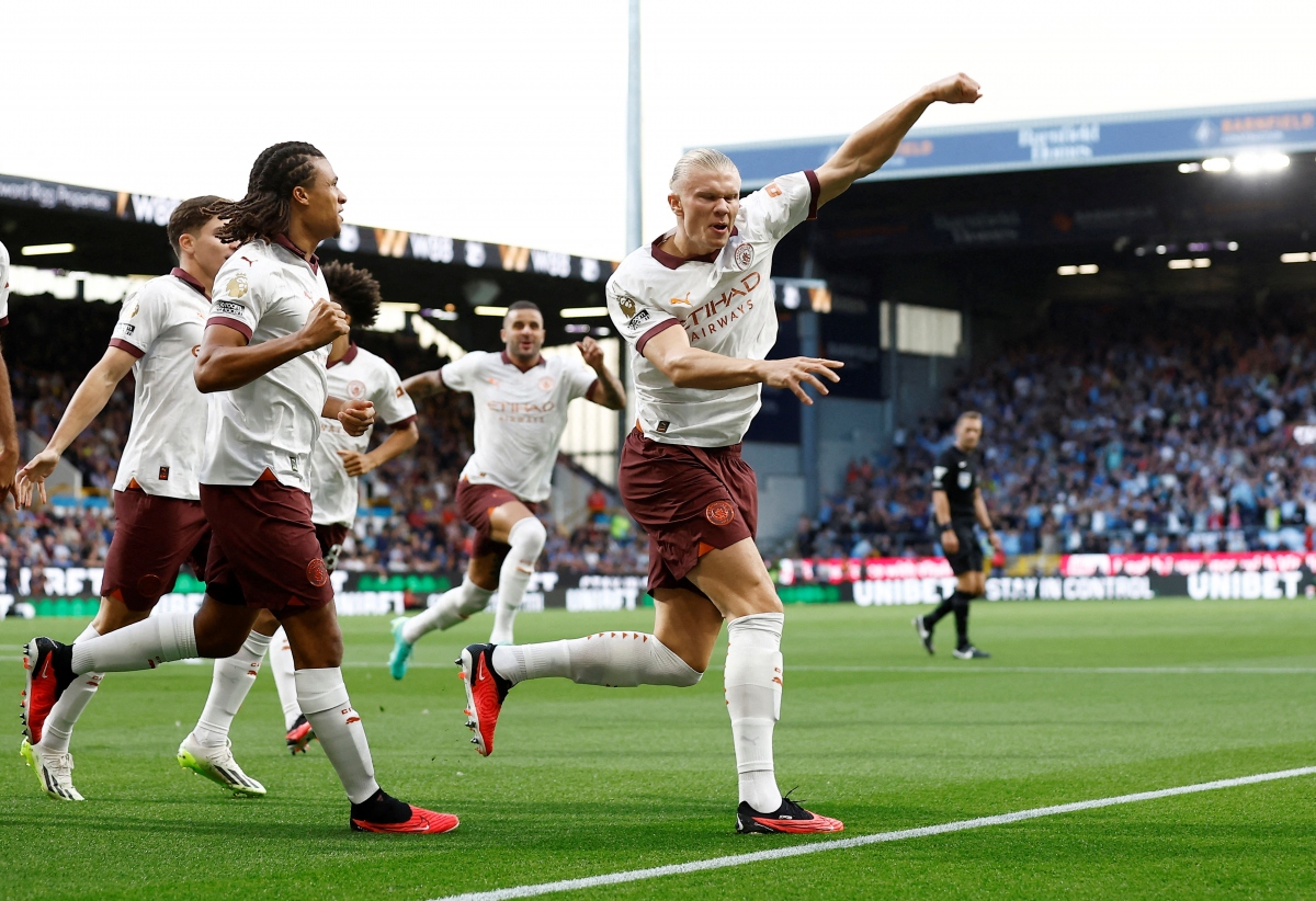 Erling Haaland ghi cú đúp giúp Man City có chiến thắng dễ dàng 3-0 trước Burnley. (Ảnh: Reuters). 