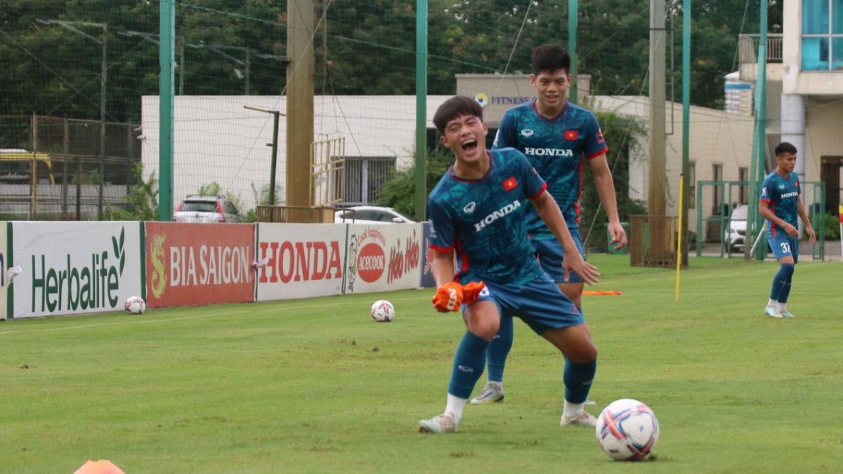 Nguyễn Đức Việt và Nguyễn Quốc Việt tập buổi đầu cùng U23 Việt Nam (Ảnh: VFF)