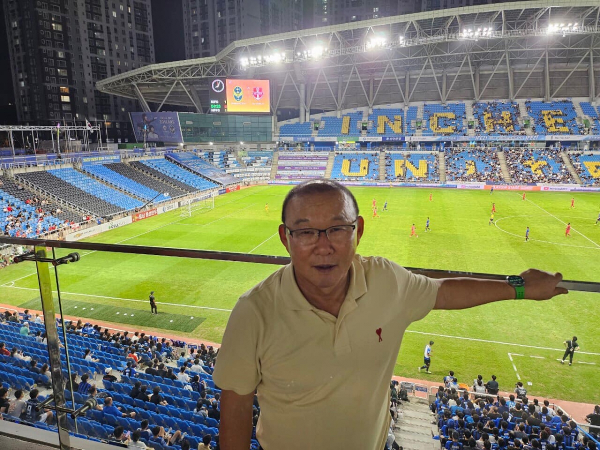 HLV Park Hang Seo tới theo dõi trận đấu giữa Incheon United - Hải Phòng FC (Ảnh: Park Hang Seo)