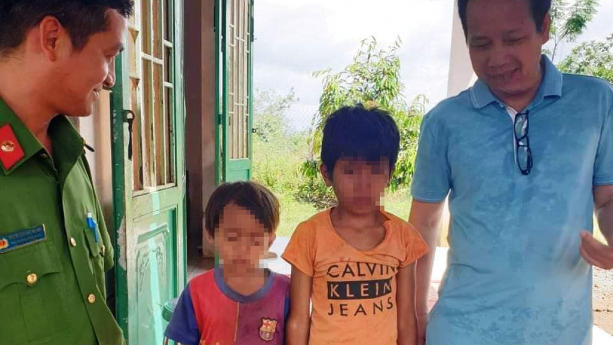 Hai cháu bé đã được bàn giao cho gia đình (ảnh: ĐC). 