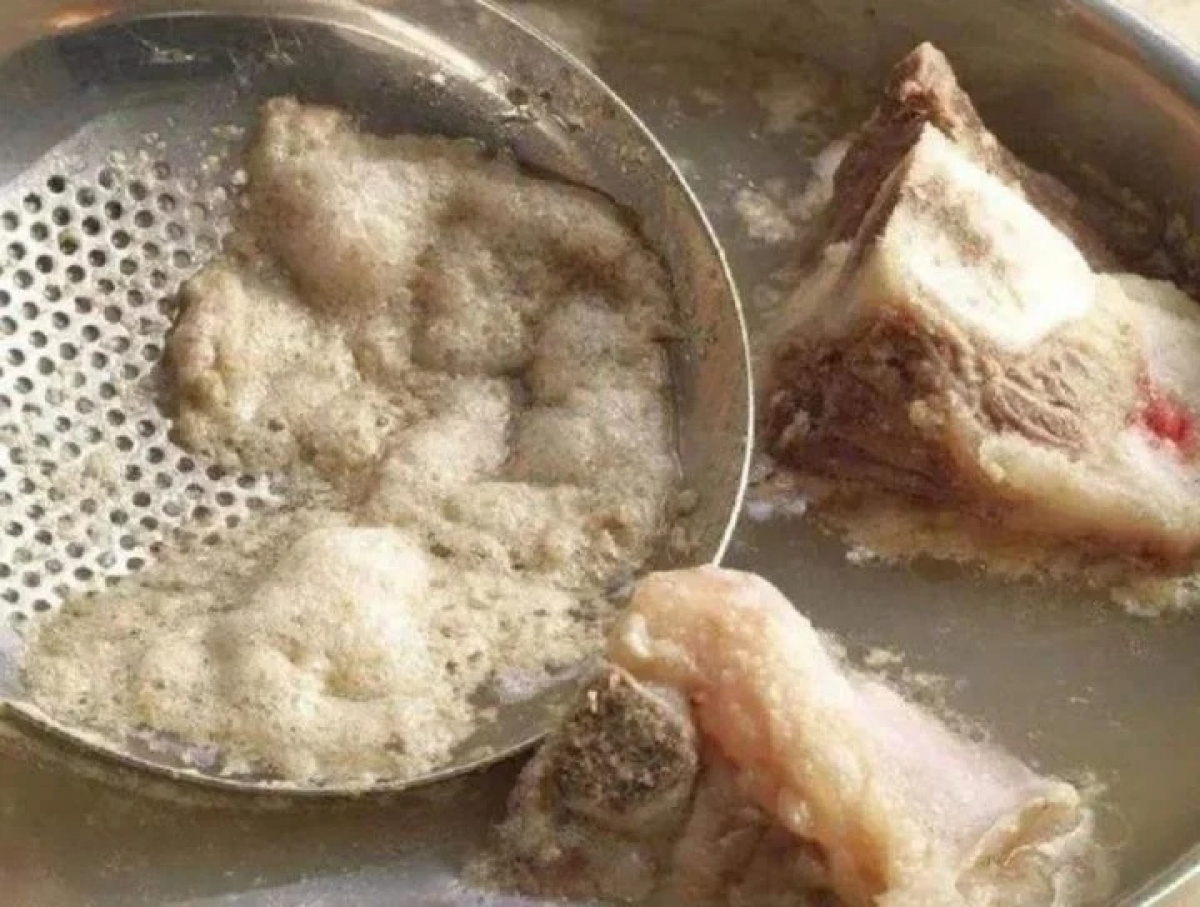 Bọt nổi lên bề mặt xương chính là protein kết tủa các chất bẩn, máu dư trong xương.