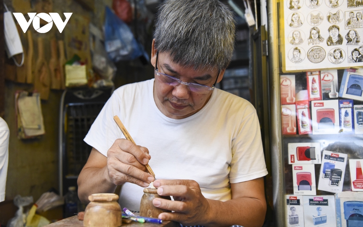 Toan, 70, has been diligently pursuing the craft of creating hand-carved wood stamp in the capital for around 40 years.