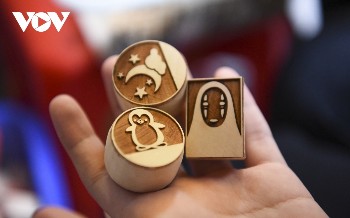 Patterns of flowers, animals, and others are skillfully engraved on the wood stamp.