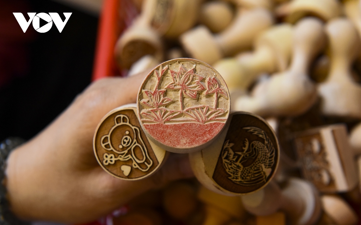 The craftsman must meticulously use knives, chisels, and small rasps in order to fine-tune meaningful patterns in plain woodblocks.