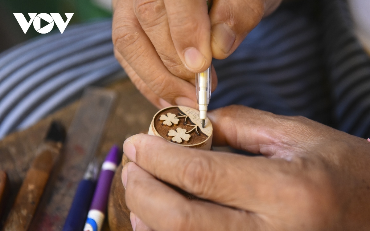 Many wood stamps are used as special gifts given to relatives and friends.