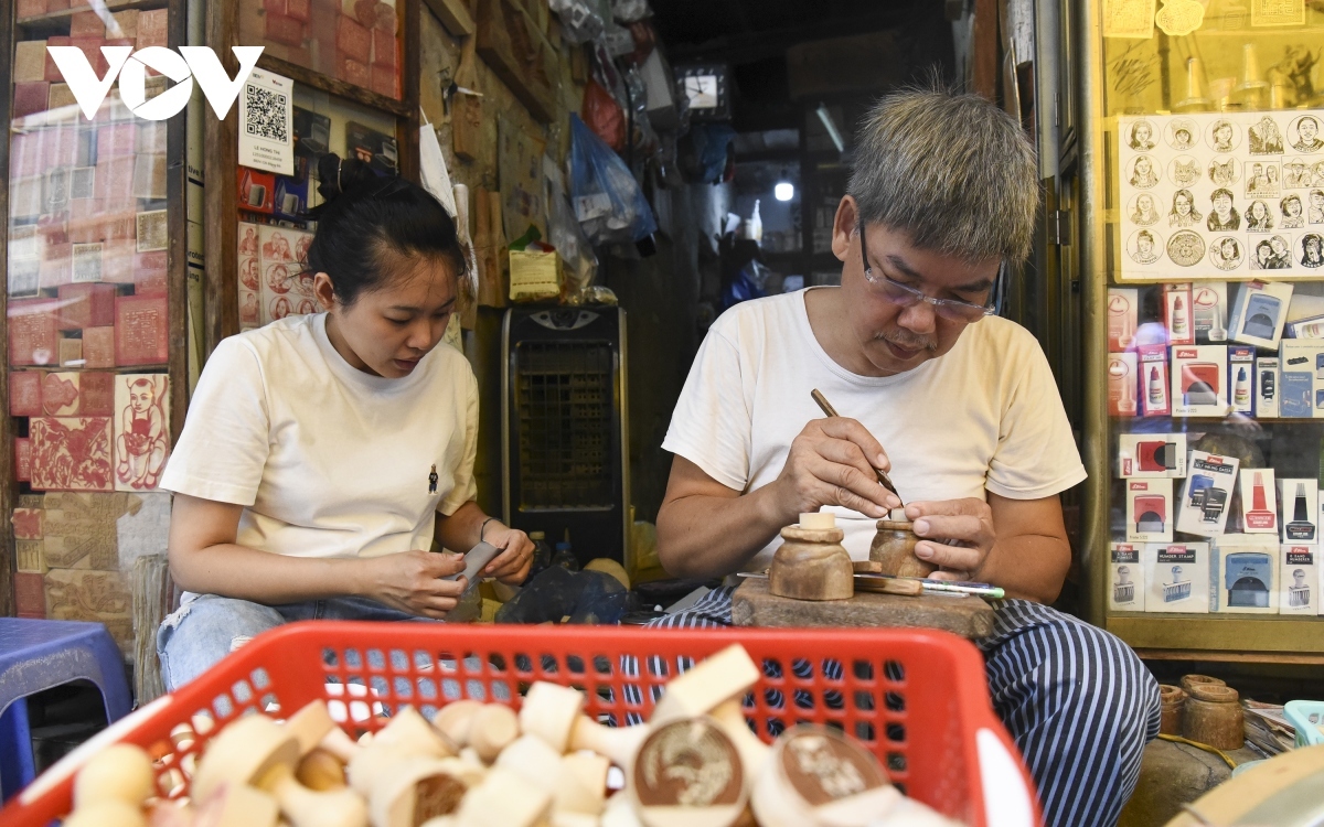 His wood stamp outlet proves to be a favourite destination among both foreign visitors and overseas Vietnamese who love the art of wood carving.