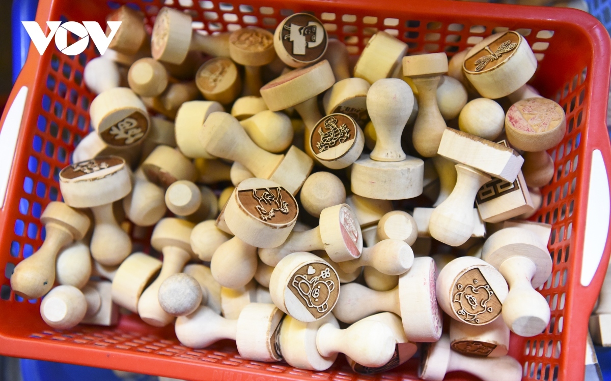 In order to produce a wood stamp, the first step is to choose a type of wood that is both flexible and easy to carve on, then let it dry for a few days, Toan shares.