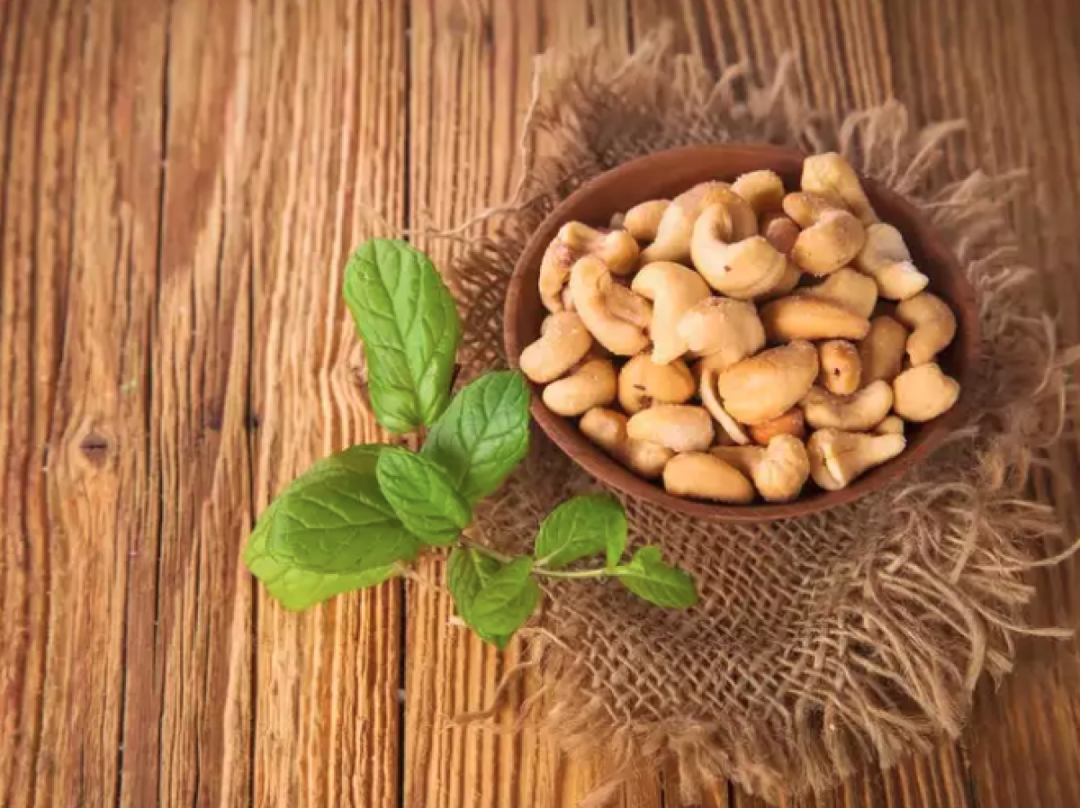Vi chất dinh dưỡng và chất chống oxy hóa: Hạt điều chứa nhiều loại vitamin và khoáng chất như magiê giúp hỗ trợ các phản ứng sinh hóa, hỗ trợ sức khỏe tổng thể và cải thiện sản xuất năng lượng và chuyển hóa glucose. Trên thực tế, lượng magiê đầy đủ có thể hỗ trợ giảm cân và tăng độ nhạy insulin.