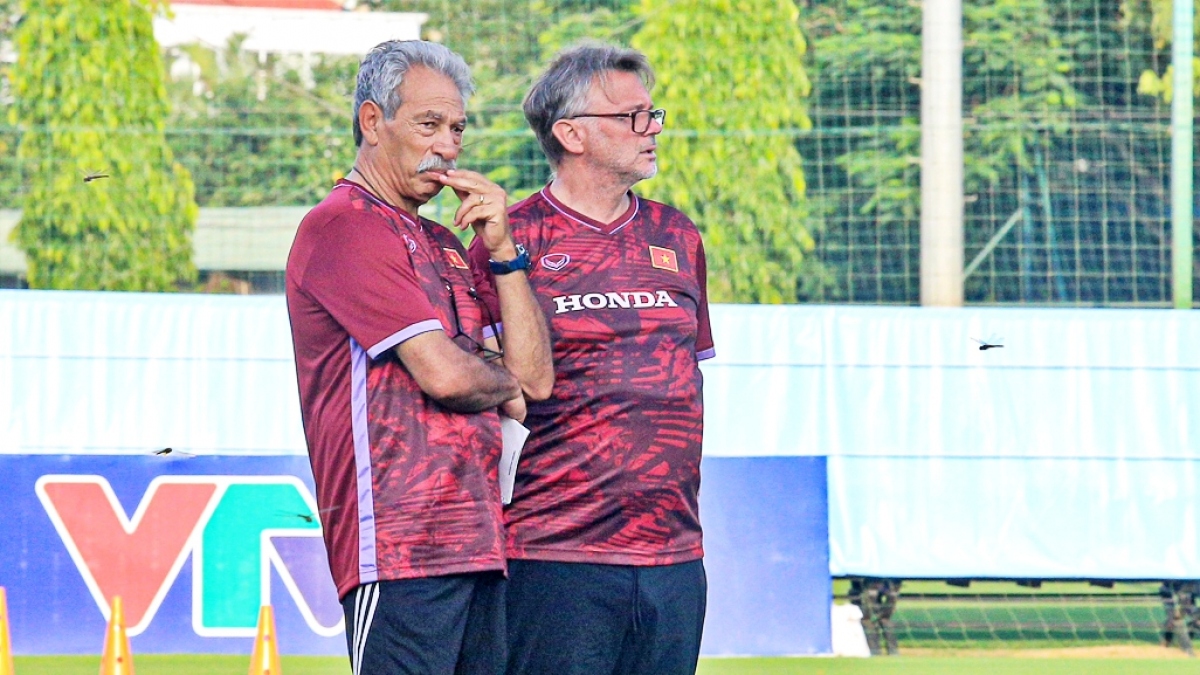 Ông Hatem Souissi (trái) từng là cộng sự của HLV Philippe Troussier (Ảnh: VFF).