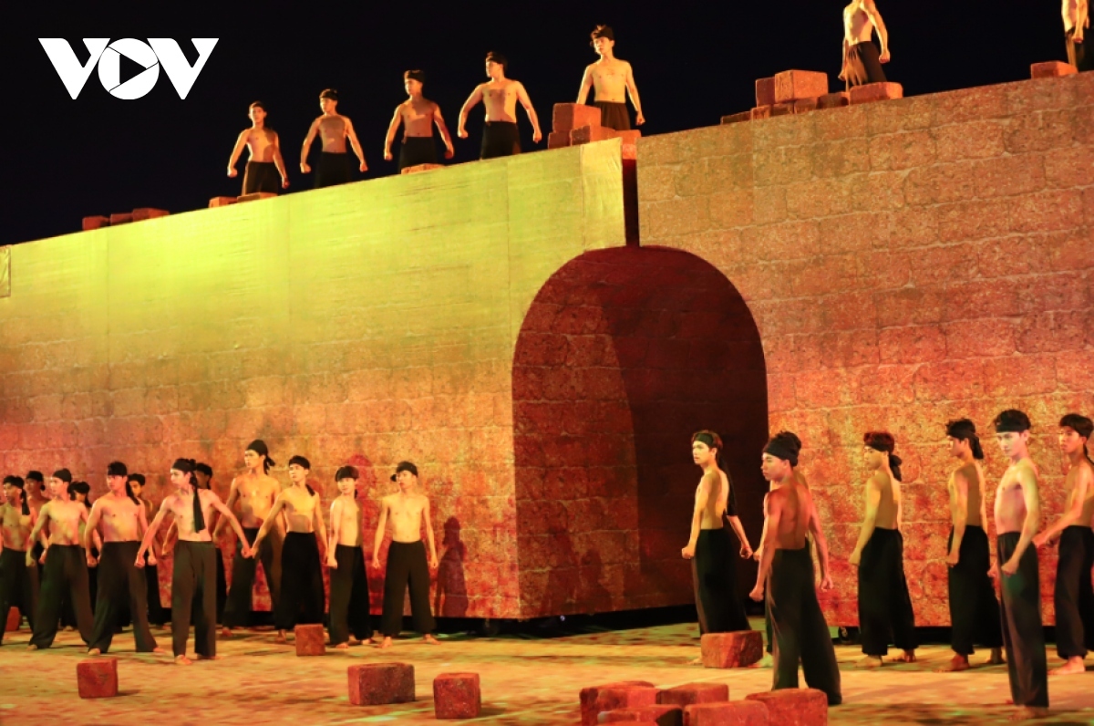The art performance takes places on the banks of the Sai Gon River and seeks to combine traditional stage materials with modern sound and light effects, thereby creating unique experiences for viewers.