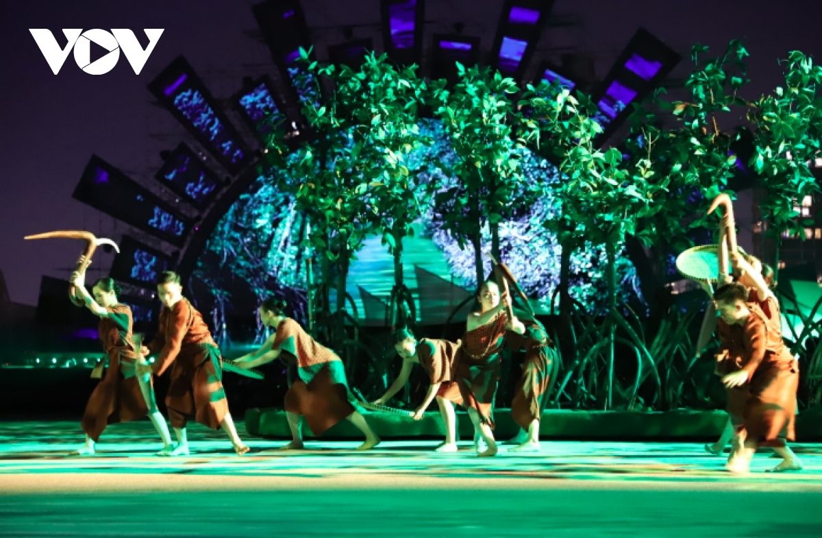 The art performance depicts the formation and development of the Vietnamese southern hub of Saigon– Gia Dinh, which was named after President Ho Chi Minh on July 2, 1976.