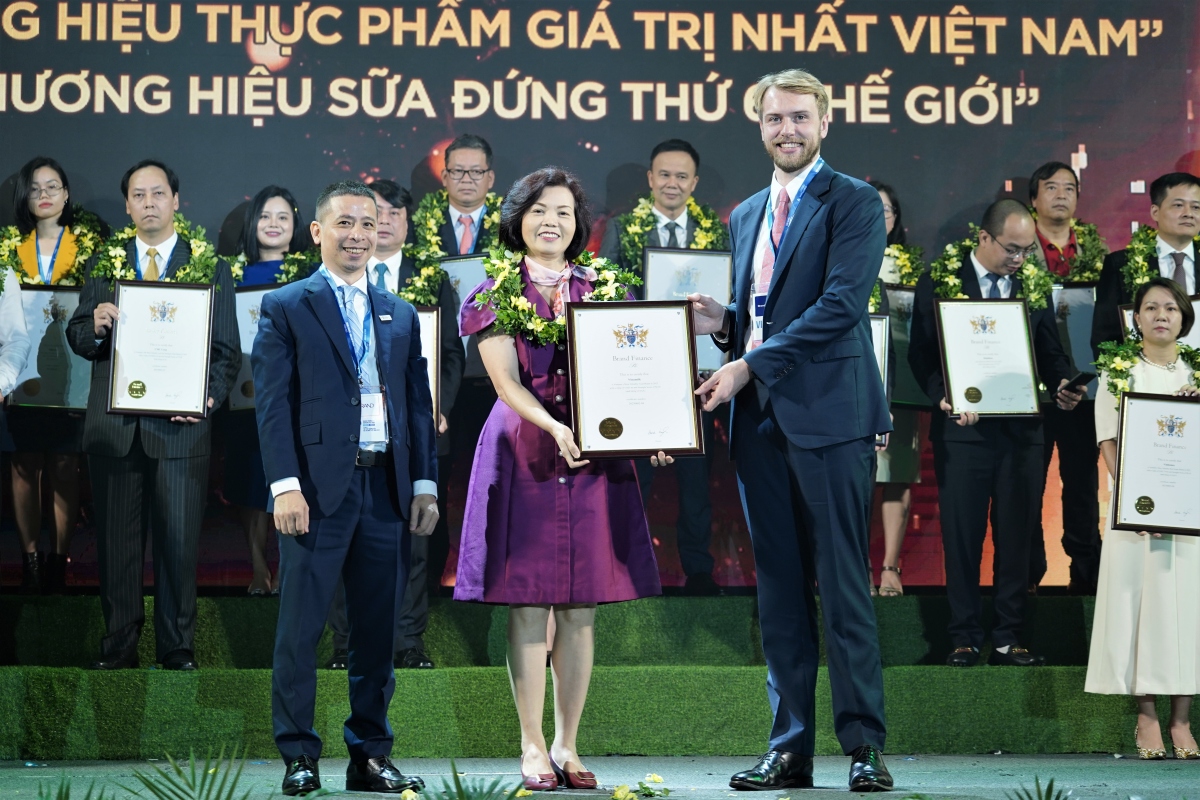 Bà Bùi Thị Hương, Giám đốc Điều hành Vinamilk đón nhận các chứng nhận từ Brand Finance (Ảnh: Mibrand)