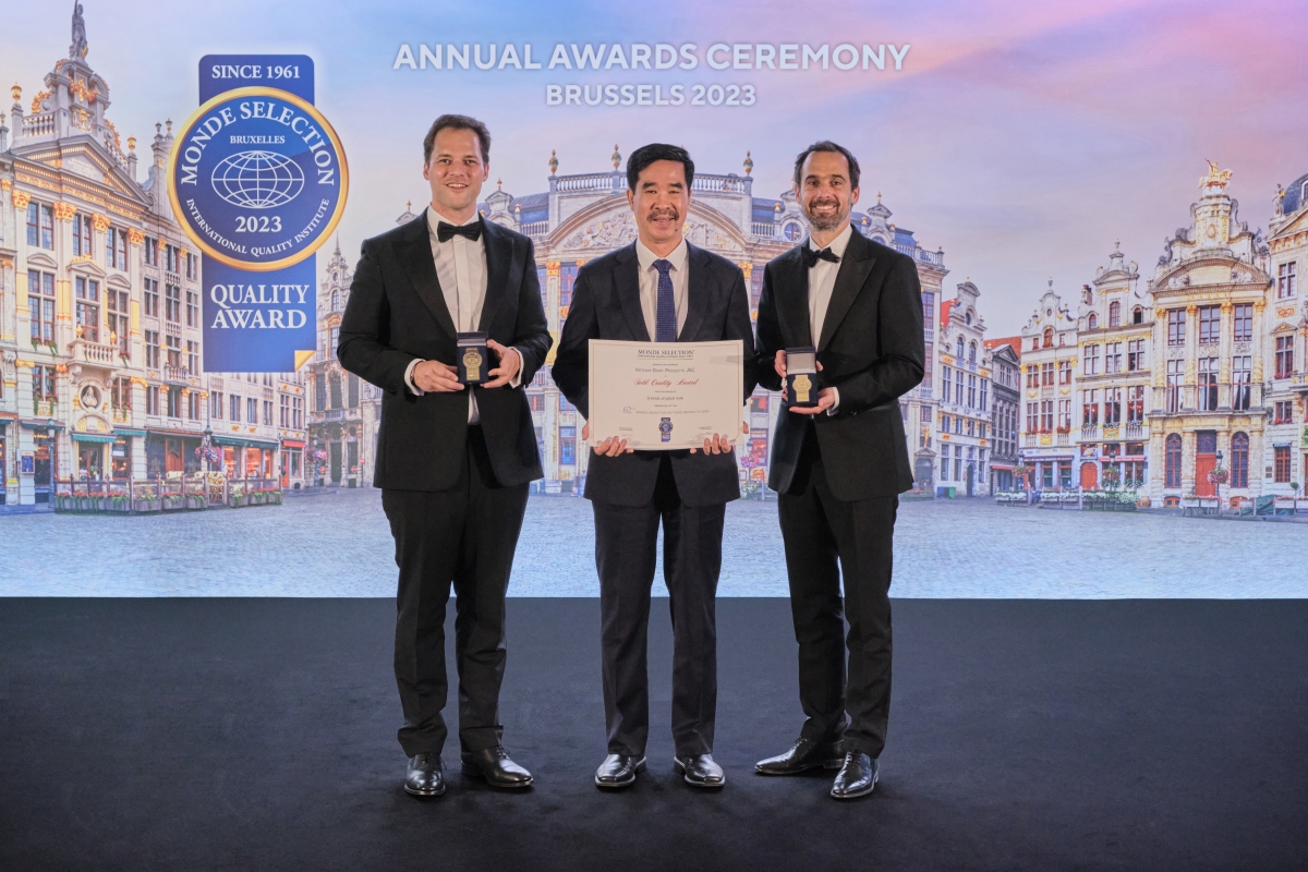 Ông Nguyễn Quốc Khánh, Giám đốc điều hành Nghiên cứu &amp; Phát triển đại diện Vinamilk, nhận 2 giải Vàng về Chất lượng từ tổ chức Monde Selection