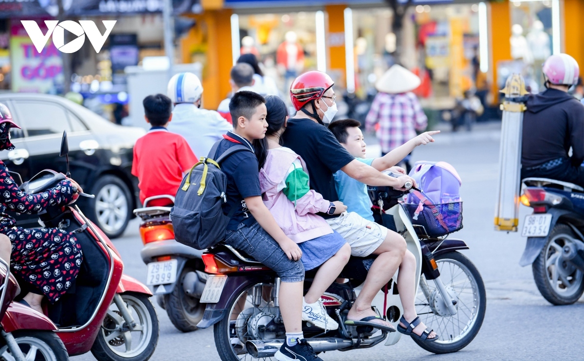 Kiểm soát chặt chẽ dịch vụ vận chuyển đưa đón học sinh, đồng thời xử lý nghiêm các đơn vị kinh doanh vận tải vi phạm các quy định về vận chuyển đưa đón học sinh.