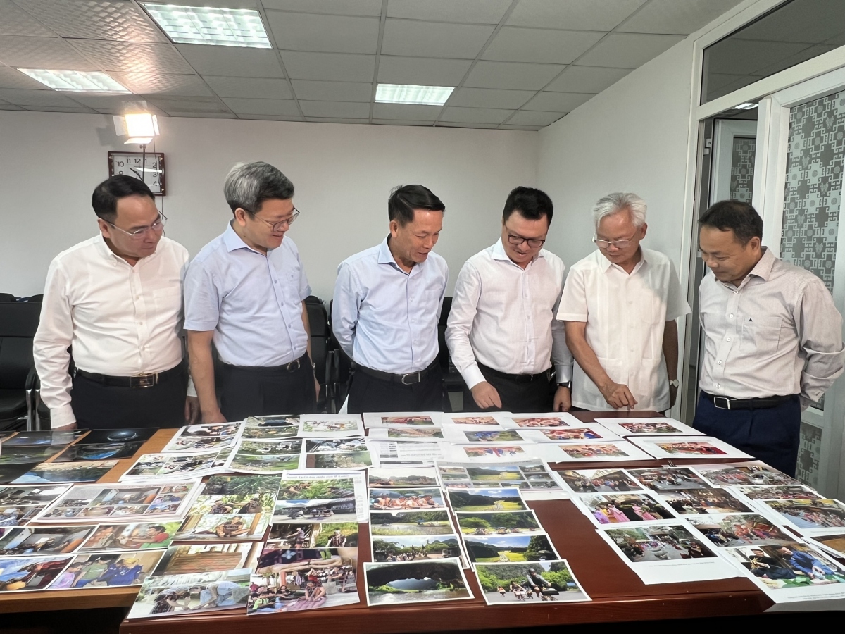 Hội đồng chấm giải xem các tác phẩm báo ảnh.