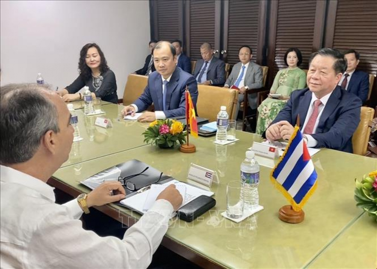 Ông Nguyễn Trọng Nghĩa hội đàm với Bí thư Trung ương Đảng, Trưởng Ban Tư tưởng Trung ương Đảng Cộng sản Cuba Rogelio Polanco Fuentes. 