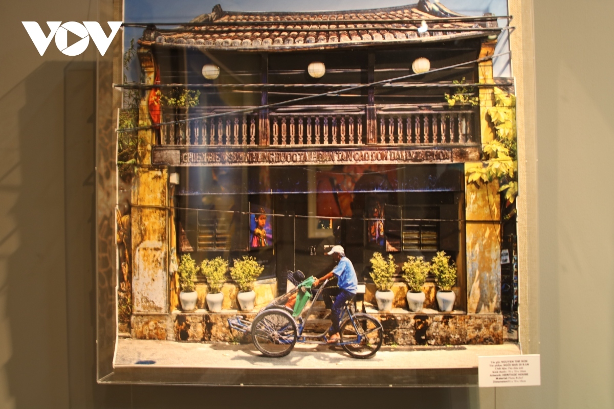The exhibition introduces a total of 115 works by local artists, along with 15 works by foreigners.