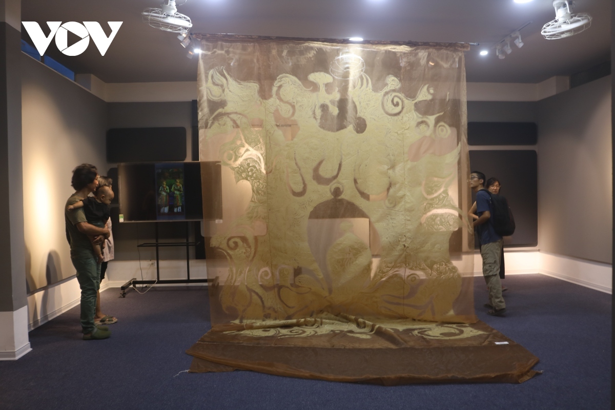 Truc Chi, or paper made from bamboo, is a new art form derived from Vietnamese traditional paper-making craft. A piece created by artist Phan Hai Bang makes use of Truc Chi as the main material.