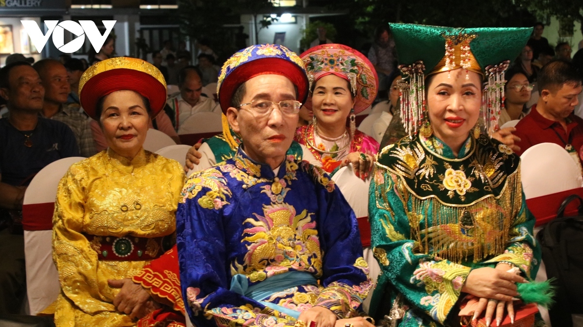 Artisans join in performances at the exhibition.