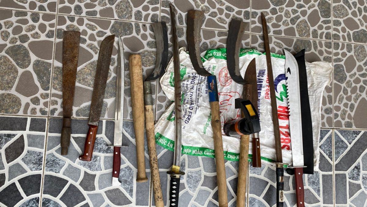 Hung khí các đối tượng sử dụng đánh nhau (Ảnh: CA).