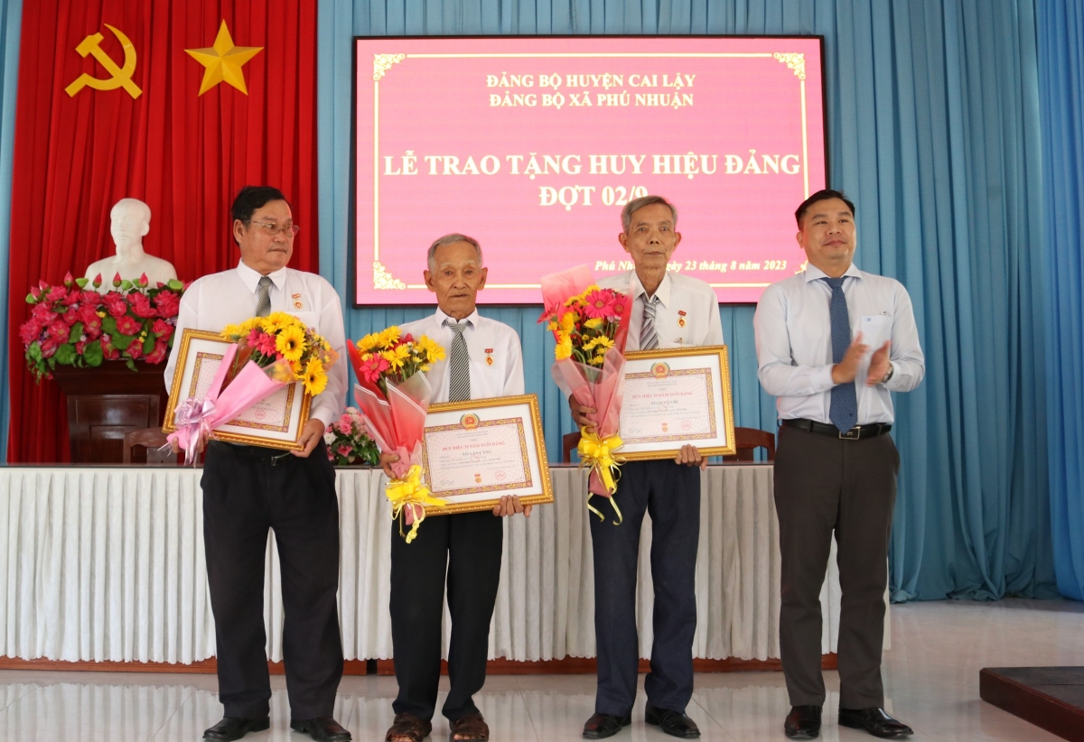 Đảng bộ huyện Cai Lậy, tỉnh Tiền Giang trao Huy hiệu Đảng cho đảng viên tại xã Phú Nhuận
