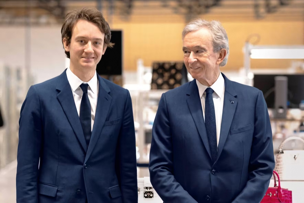 Frederic Arnault và tỷ phú Bernard Arnault. Ảnh: SCMP