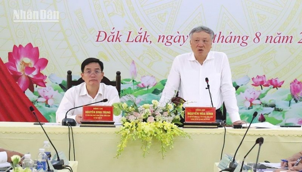 Ông Nguyễn Hòa Bình, Ủy viên Bộ Chính trị, Bí thư Trung ương Đảng, Chánh án Tòa án Nhân dân tối cao dẫn đầu đã đến thăm và làm việc với Tòa án Nhân dân hai cấp tỉnh Đắk Lắk (Ảnh: Nhân Dân)