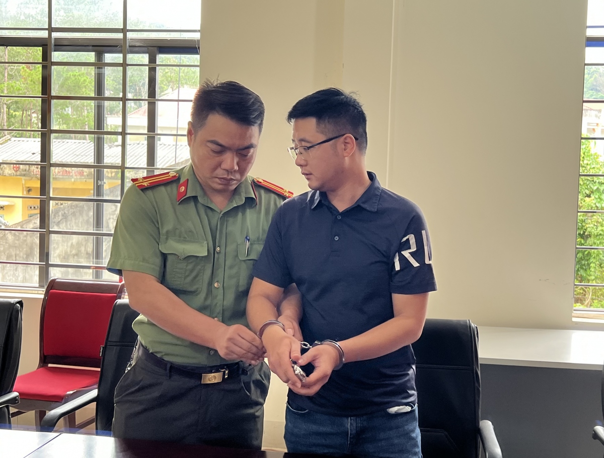 Lực lượng chức năng thi hành lệnh bắt giam bị can Phạm Thế Anh