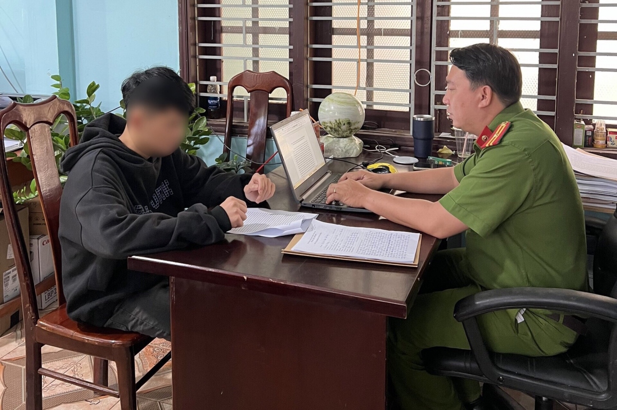 Các đối tượng bị tạm giữ hình sự để điều tra, làm rõ về hành vi cố ý làm hư hỏng tài sản.