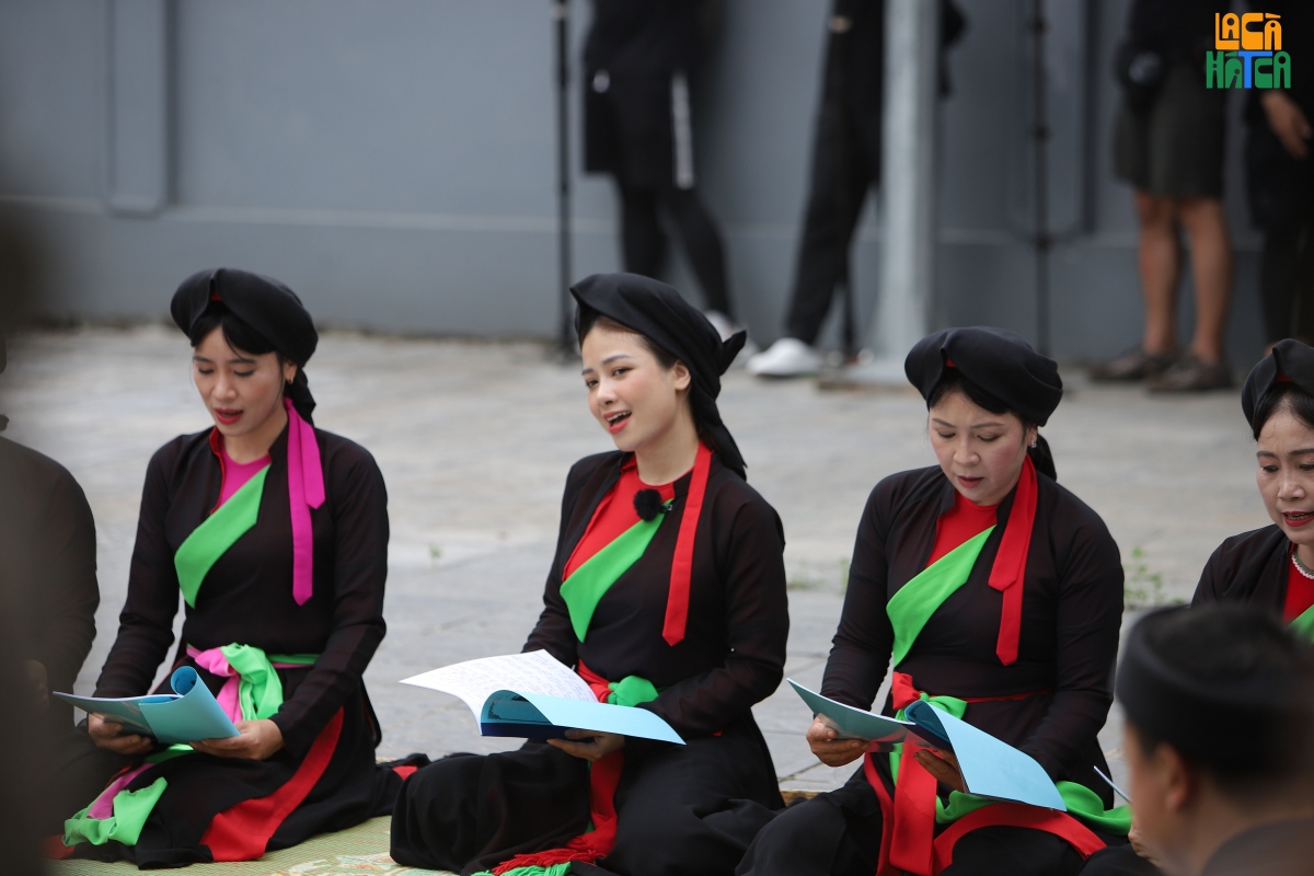 Dương Hoàng Yến "gia nhập" vào hội các liền chị hát dân ca quan họ cực ngọt