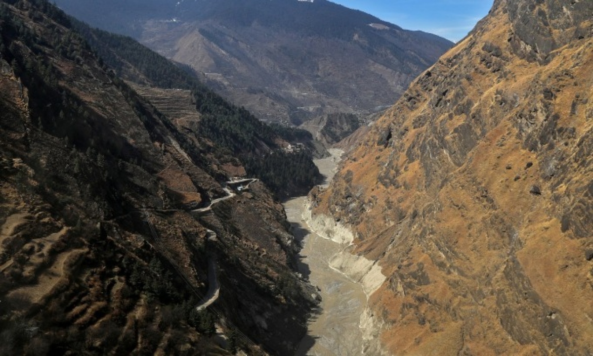 Mưa gây sạt lở đất ở dãy Himalaya thuộc Ấn Độ (Ảnh: Reuters)